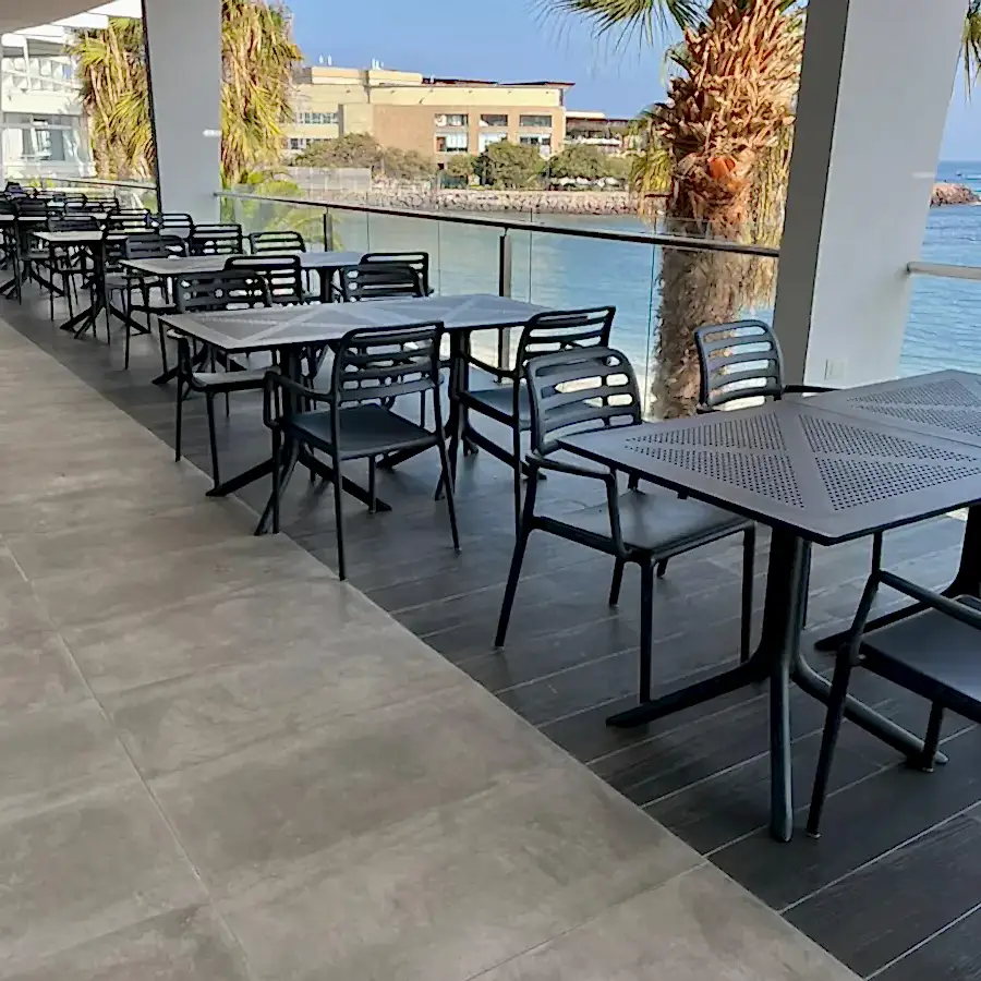 Proyecto Hotel Antofagasta: Elegancia Monocromática y Resistencia Frente al Mar